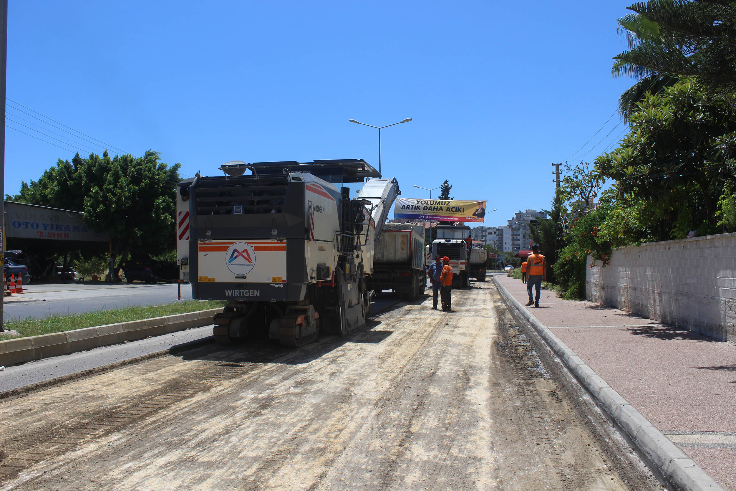 MERSİN BÜYÜKŞEHİR, VİRANŞEHİR MAHALLESİ CENGİZ TOPEL CADDESİ’Nİ YENİ GÖRÜNÜME KAVUŞTURUYOR