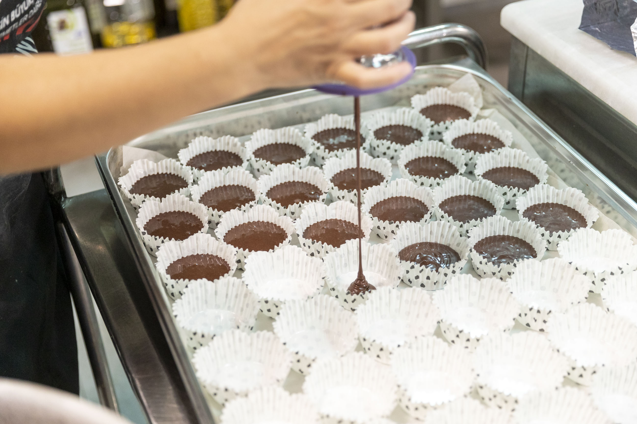 ‘VAHAP AMCA İLE TATLI GÜNLER’ PROJESİNİN 2. AŞAMASINDA ÇOCUKLARA ÇİKOLATALI CUPCAKE VE LİMONATA DAĞITILIYOR